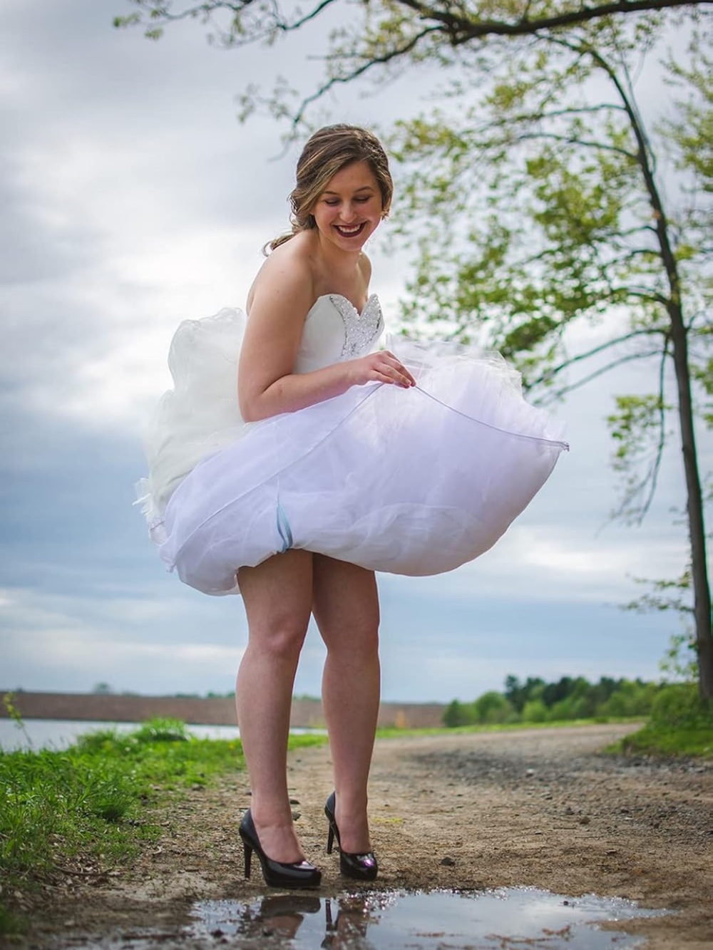 Bridal Buddy to hold your wedding dress as needed - Picture 6 of 7